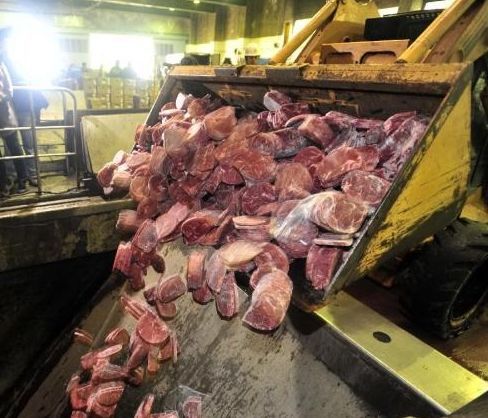 云南查處食品黑窩點(diǎn)，12噸“三無(wú)”肉制品被銷(xiāo)毀，兩人被拘留